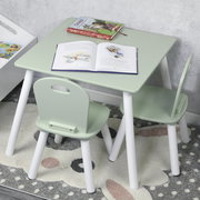 Kindertisch mit zwei Stühlen in Mintgrün, von oben fotografiert, mit Büchern auf dem Tisch.