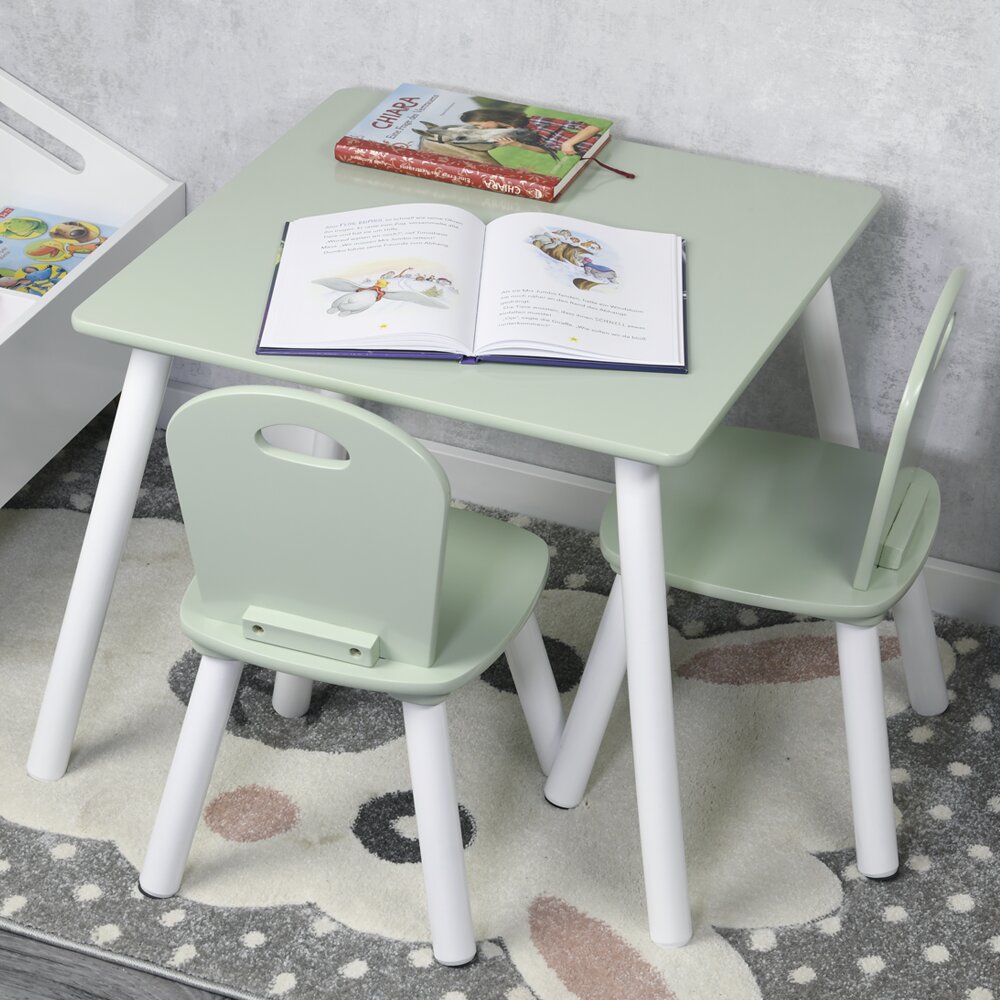 Kindertafel met twee stoelen in mintgroen, gefotografeerd van bovenaf, met boeken op de tafel.