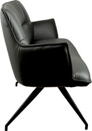 Zwarte, gestoffeerde lederen fauteuil met metalen onderstel, zijaanzicht van links op een witte achtergrond