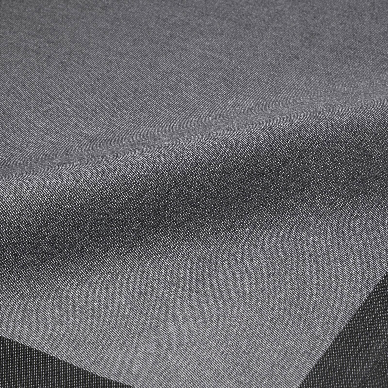 Nahaufnahme einer graphitfarbenen Serviette mit feiner Textur, perspektivisch von oben fotografiert.