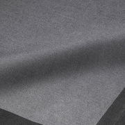 Nahaufnahme einer graphitfarbenen Serviette mit feiner Textur, perspektivisch von oben fotografiert.