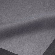 Nahaufnahme einer graphitfarbenen Serviette mit feiner Textur, perspektivisch von oben fotografiert.