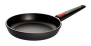 Gusspfanne 24cm Nowo Titanium aus seitlicher Perspektive mit schwarzer Antihaftbeschichtung und rotem Akzent am Griff