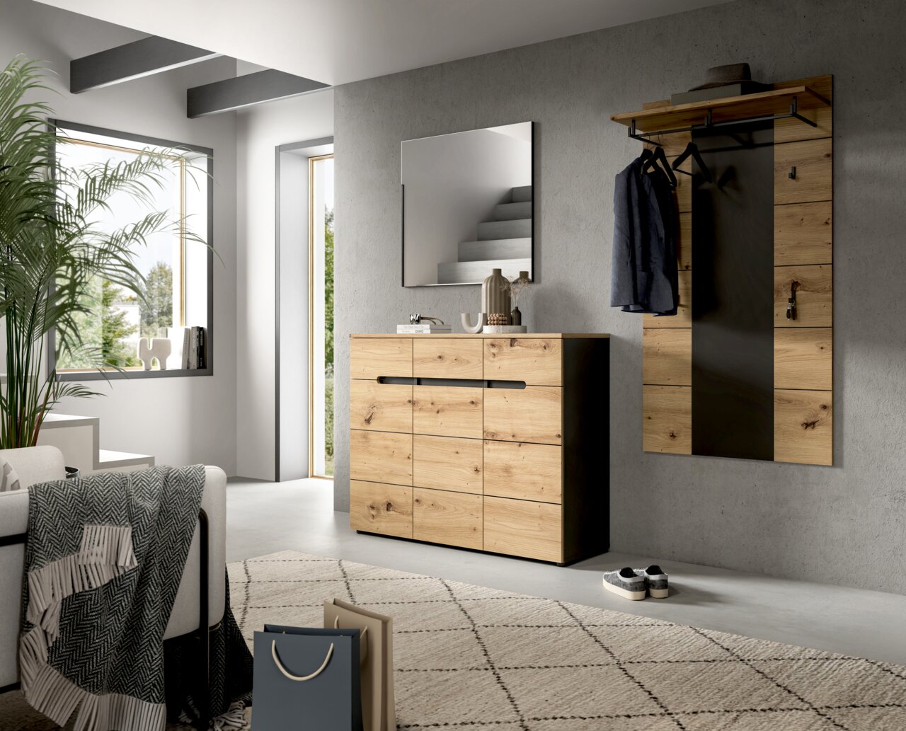 MID.YOU Garderobenkombination CANU Modernes Flur-Set aus heller Eiche mit Schuhkommode, Wandspiegel und Garderobenpaneel mit Hutablage und Kleiderstange, in einem hellen Eingangsbereich an grauer Wand, Ansicht frontal mit leichter Perspektive von links.