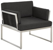 Moderner Loungesessel mit schwarzem Polster und silbernem Metallrahmen, seitliche Perspektive