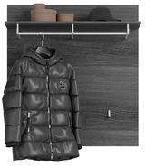Garderoben-Set mit grauer Holzoptik, Kleiderhaken und Ablage, frontal betrachtet, mit schwarzer Jacke und Hüten.