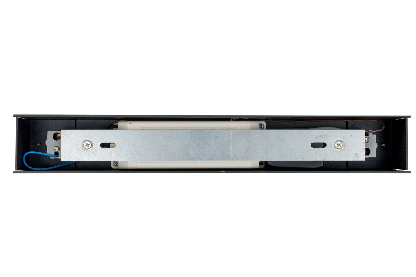 Unterseite einer schwarzen LED-Wandleuchte/Leuchtenleiste mit Metall-Montageplatte, sichtbarer Verkabelung und Befestigungsschrauben, Ansicht von unten.