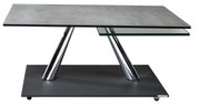 Moderne salontafel met grijs tafelblad, schuine verchroomde poten en een extra glazen plank, gezien vanaf de zijkant.