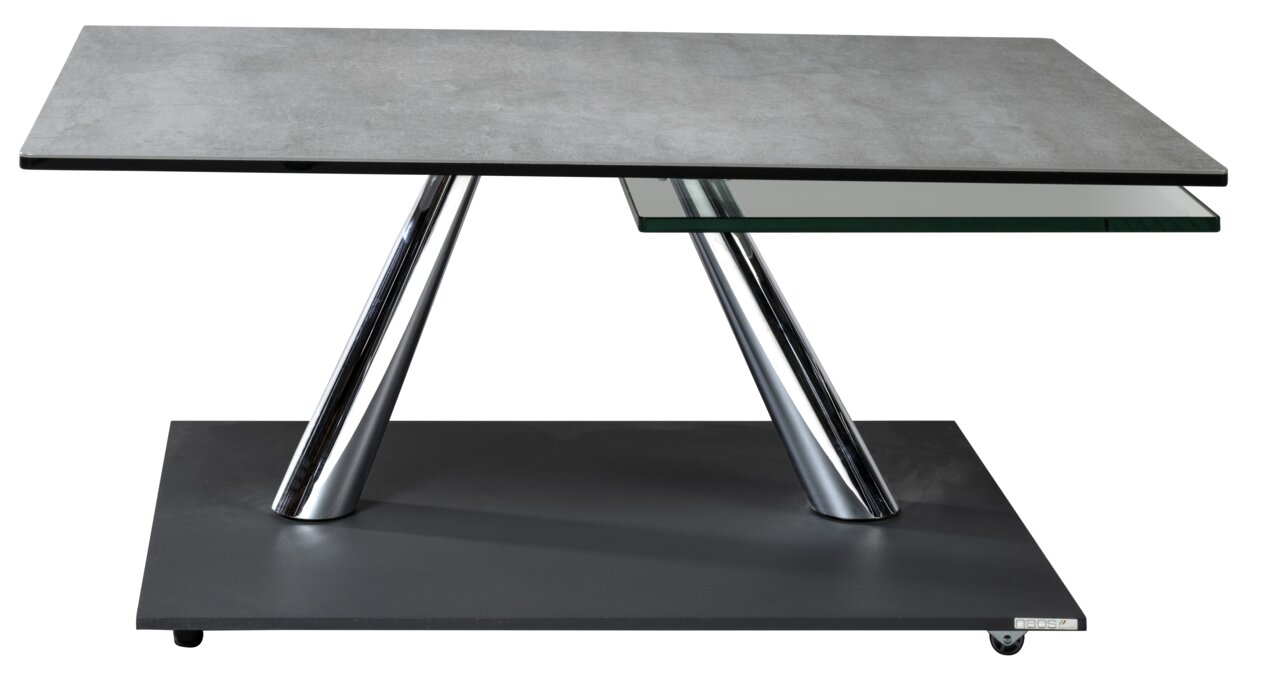 Moderne salontafel met grijs tafelblad, schuine verchroomde poten en een extra glazen plank, gezien vanaf de zijkant.
