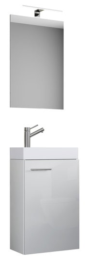 Modernes Badmöbel-Set mit rechteckigem Spiegel und schlanker LED-Aufsatzleuchte, weißem Waschtischunterschrank mit Keramik-Waschbecken und verchromtem Einhebelmischer; frontale Ansicht mit leichter Seitenperspektive