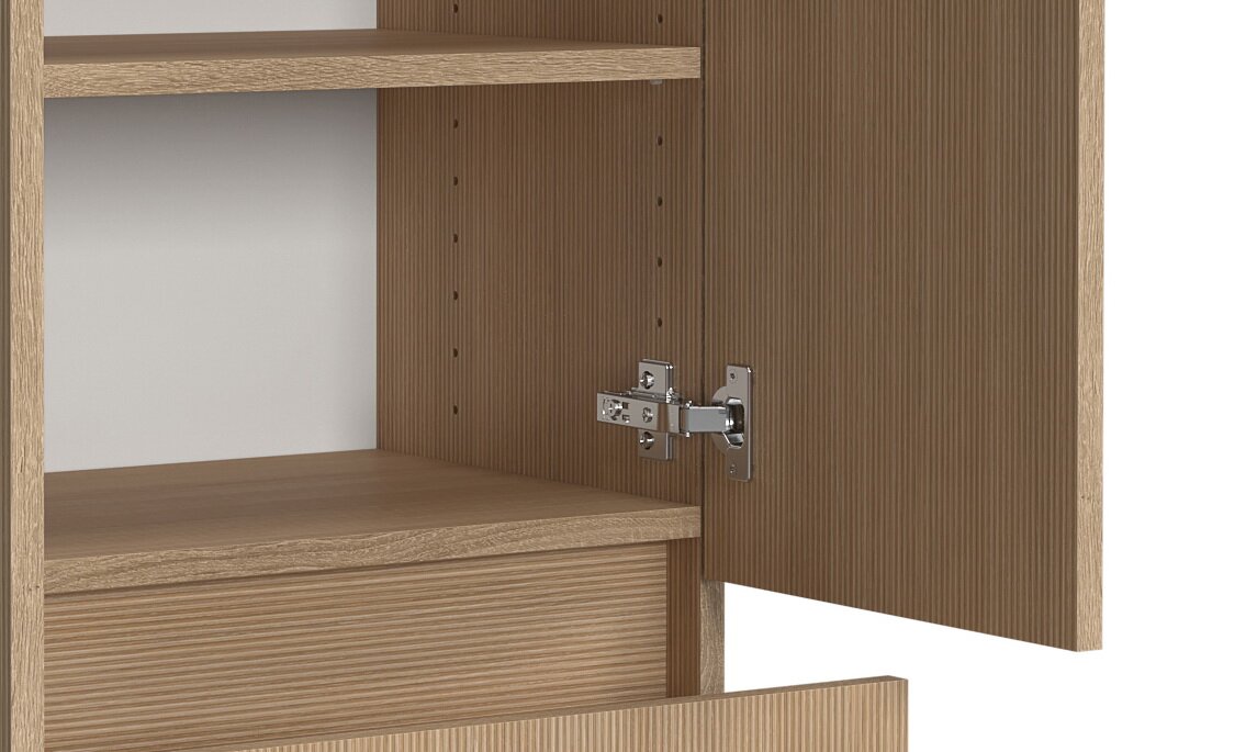 Nahaufnahme eines geöffneten Midischranks aus Holz mit zwei Regalböden und einer Tür mit Scharnier, seitliche Perspektive.