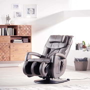 Massagesessel in einem modernen Wohnzimmer, seitliche Perspektive