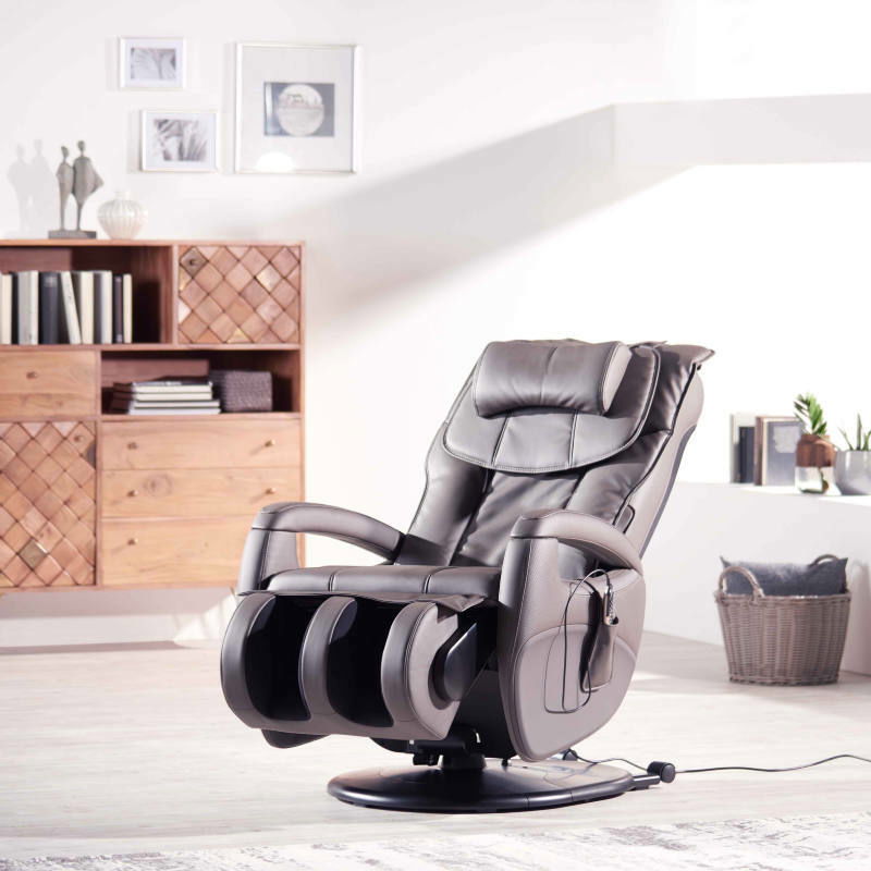 Massagesessel in einem modernen Wohnzimmer, seitliche Perspektive