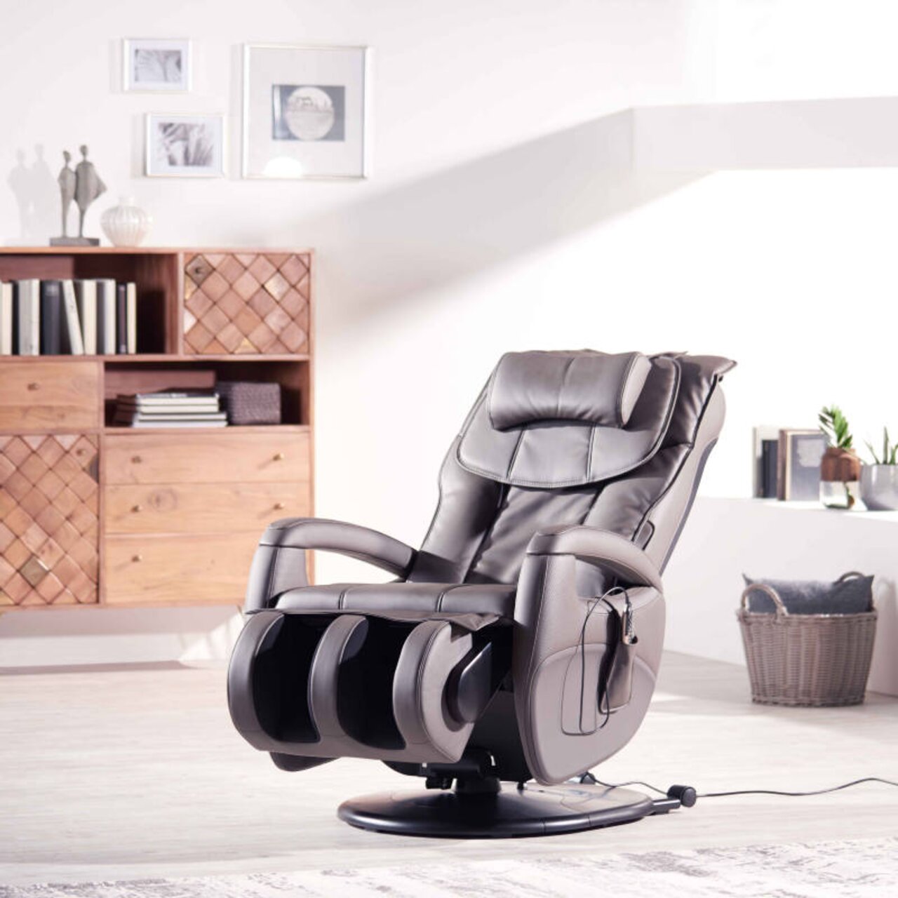 Massagestoel in een moderne woonkamer, zijaanzicht
