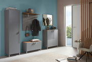 Moderne Garderobeneinrichtung mit grauen Schränken, Spiegel und Garderobenpaneel, seitliche Perspektive