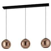 Moderne hanglamp met drie lampen, voorzien van een zwarte plafondrand en drie koperkleurige, spiegelende bolvormige kappen aan zwarte kabels, van voren gezien in een licht onderaanzicht