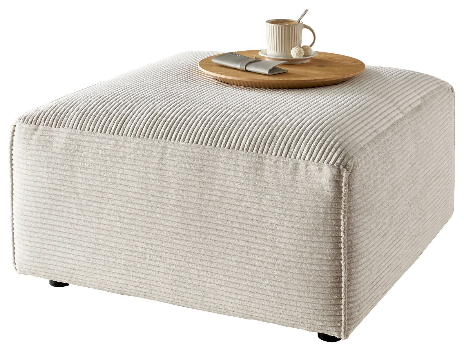 Lounge Handmade Hocker LH-EDINA Beiger, quadratischer Hocker mit gerippter Textur, darauf ein Holztablett mit einer Tasse Kaffee und Besteck, seitliche Perspektive