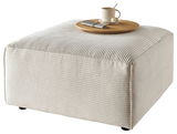 Beiger, quadratischer Hocker mit gerippter Textur, darauf ein Holztablett mit einer Tasse Kaffee und Besteck, seitliche Perspektive