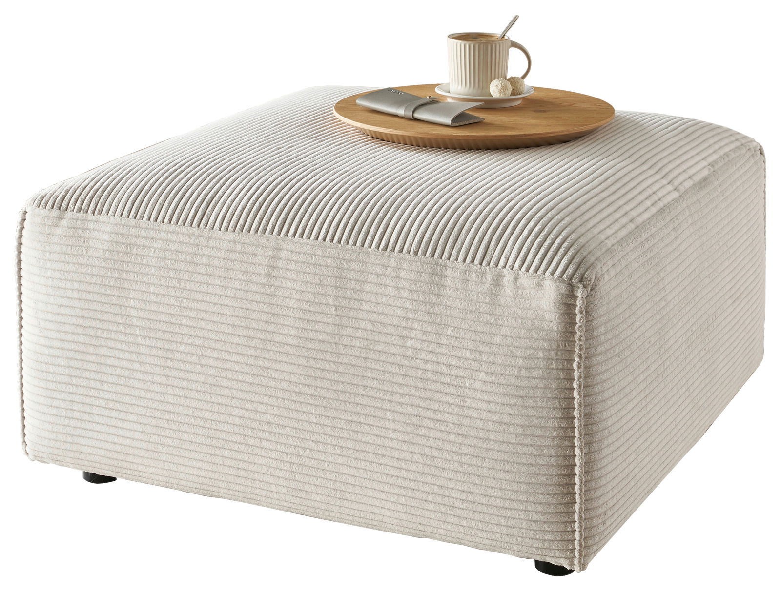Beiger, quadratischer Hocker mit gerippter Textur, darauf ein Holztablett mit einer Tasse Kaffee und Besteck, seitliche Perspektive