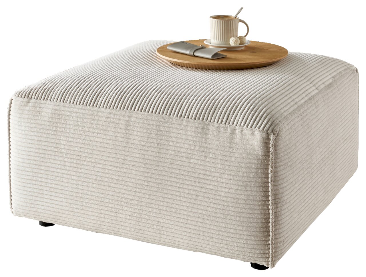 Beiger, quadratischer Hocker mit gerippter Textur, darauf ein Holztablett mit einer Tasse Kaffee und Besteck, seitliche Perspektive
