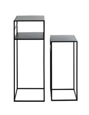 Zwei schwarze, minimalistische Metall-Beistelltische/Podeste in unterschiedlicher Höhe mit offenem Rahmen und Ablagefläche, frontal in leichter Seitenansicht vor weißem Hintergrund