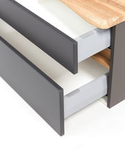 Nahaufnahme eines modernen Waschtisch-Sets mit zwei offenen Schubladen in dunklem Design und Holzoberfläche, seitliche Perspektive.