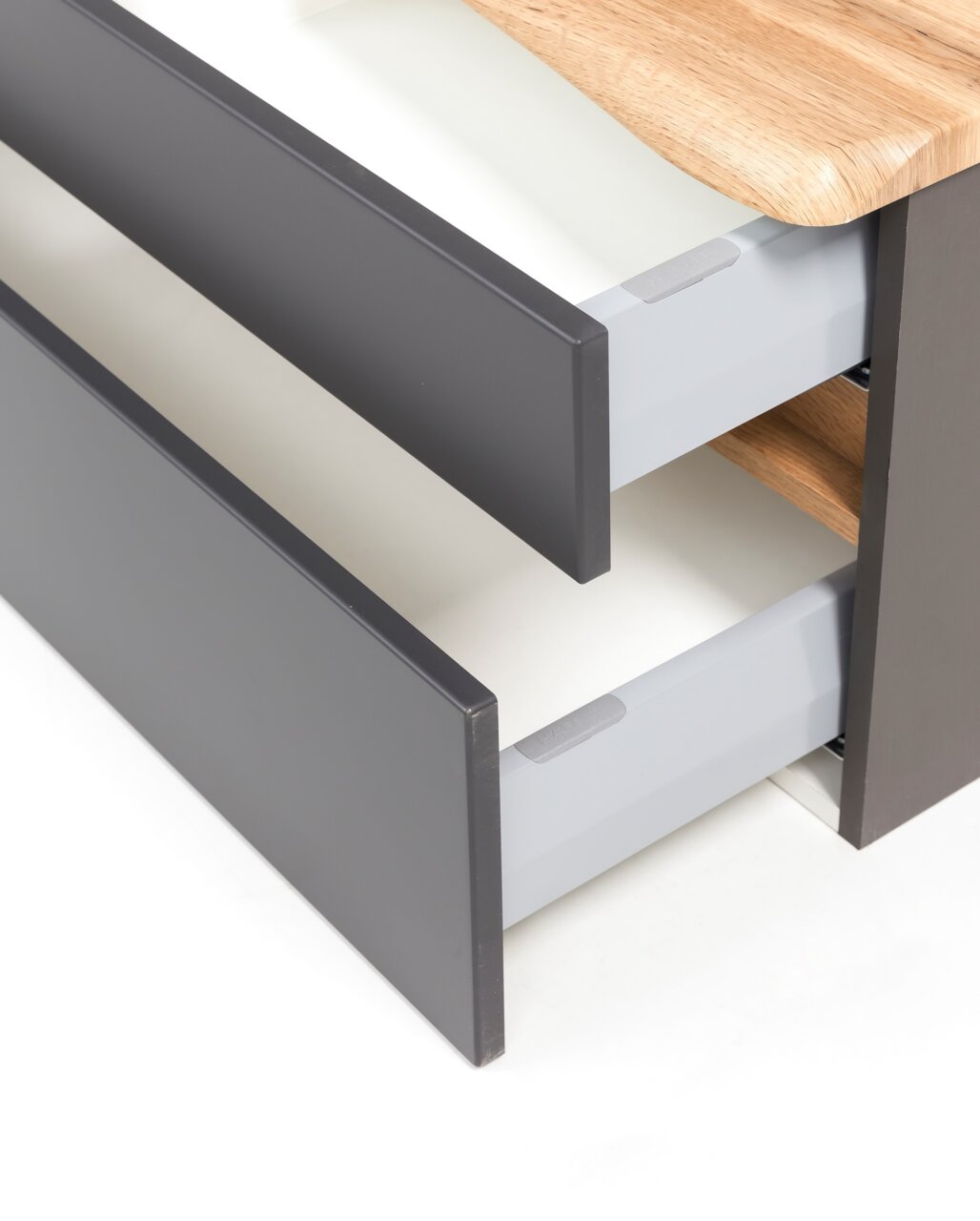 Nahaufnahme eines modernen Waschtisch-Sets mit zwei offenen Schubladen in dunklem Design und Holzoberfläche, seitliche Perspektive.