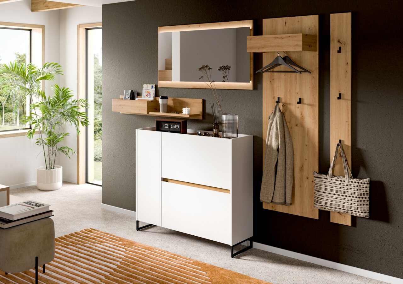 MID.YOU Spiegel DRIVE Modernes Flur-Set mit weißer Kommode auf schwarzem Metallgestell, Holz-Wandpaneelen mit Garderobenhaken und Ablage sowie großem Spiegel, fotografiert in leicht schräger Frontansicht.