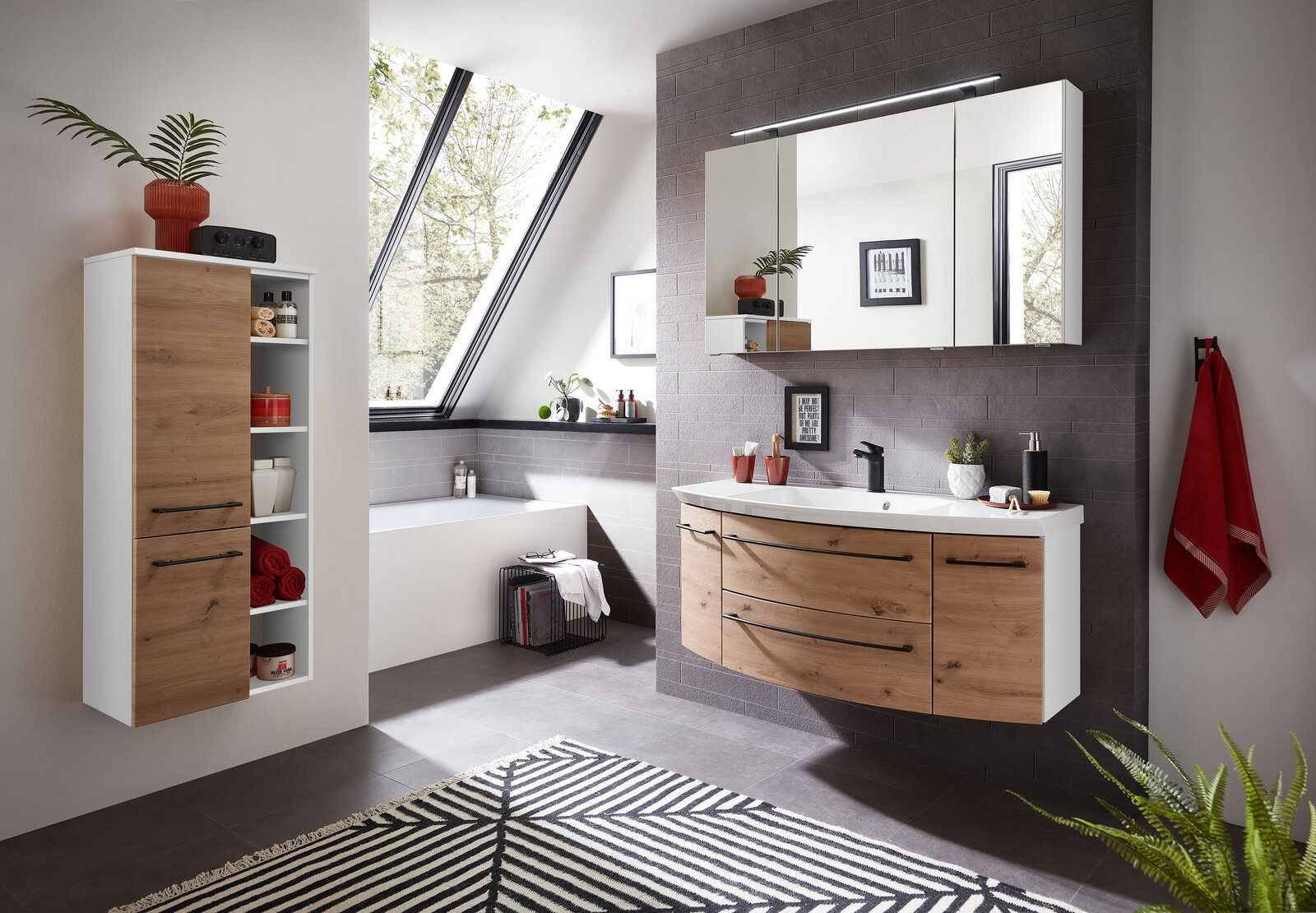 Moderne Badkombination mit Holz- und Weißtönen, bestehend aus einem Hängeschrank, einem Waschtisch mit Spiegel und einer Badewanne, seitliche Perspektive.