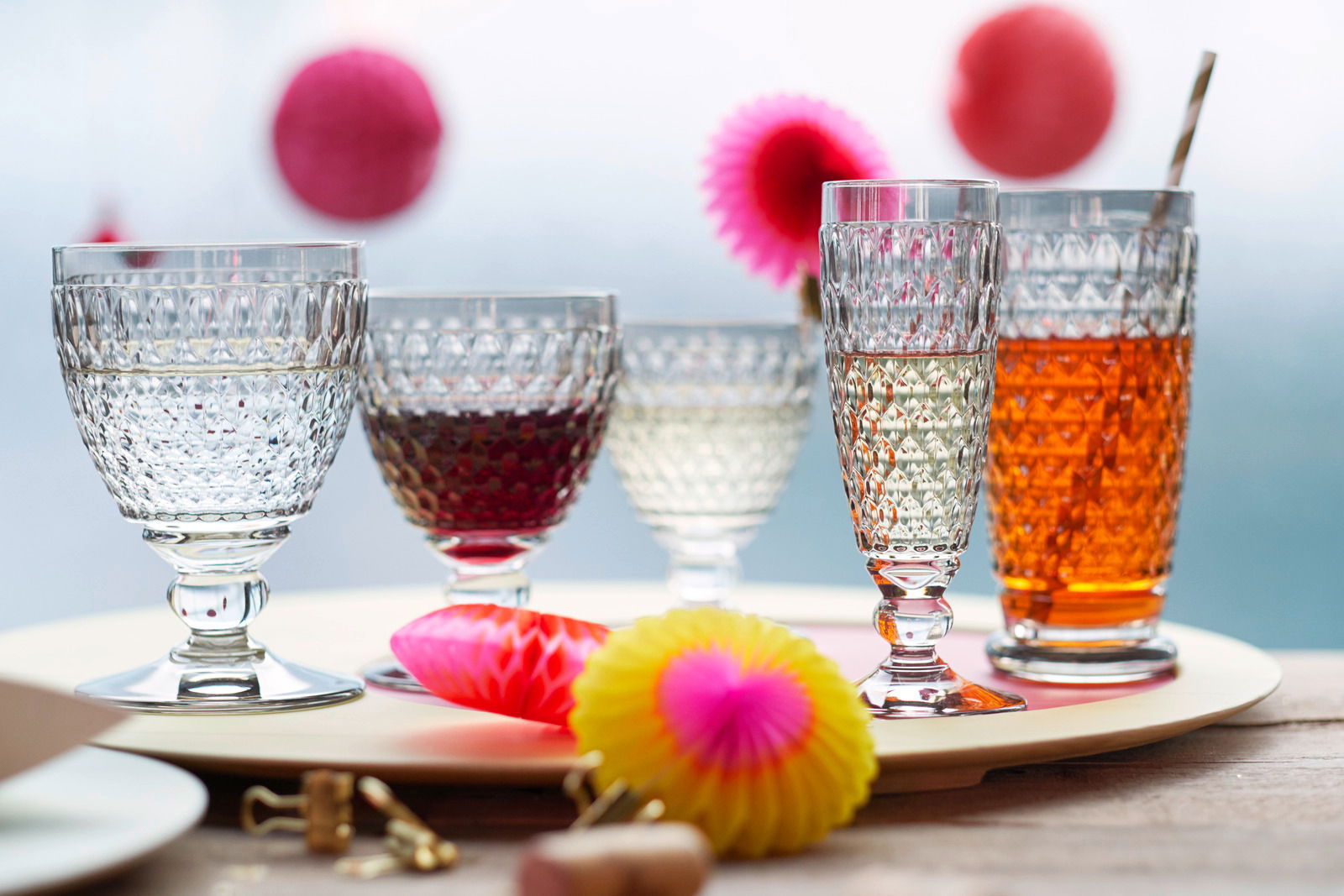 Villeroy & Boch Sektglas BOSTON Verschiedene Villeroy & Boch Gläser der Boston Kollektion auf einem Tisch, von links nach rechts: Wasserglas, Rotweinglas, Weissweinglas, Sektglas und Longdrinkglas, mit dekorativen Elementen im Hintergrund. Perspektive: seitlich.