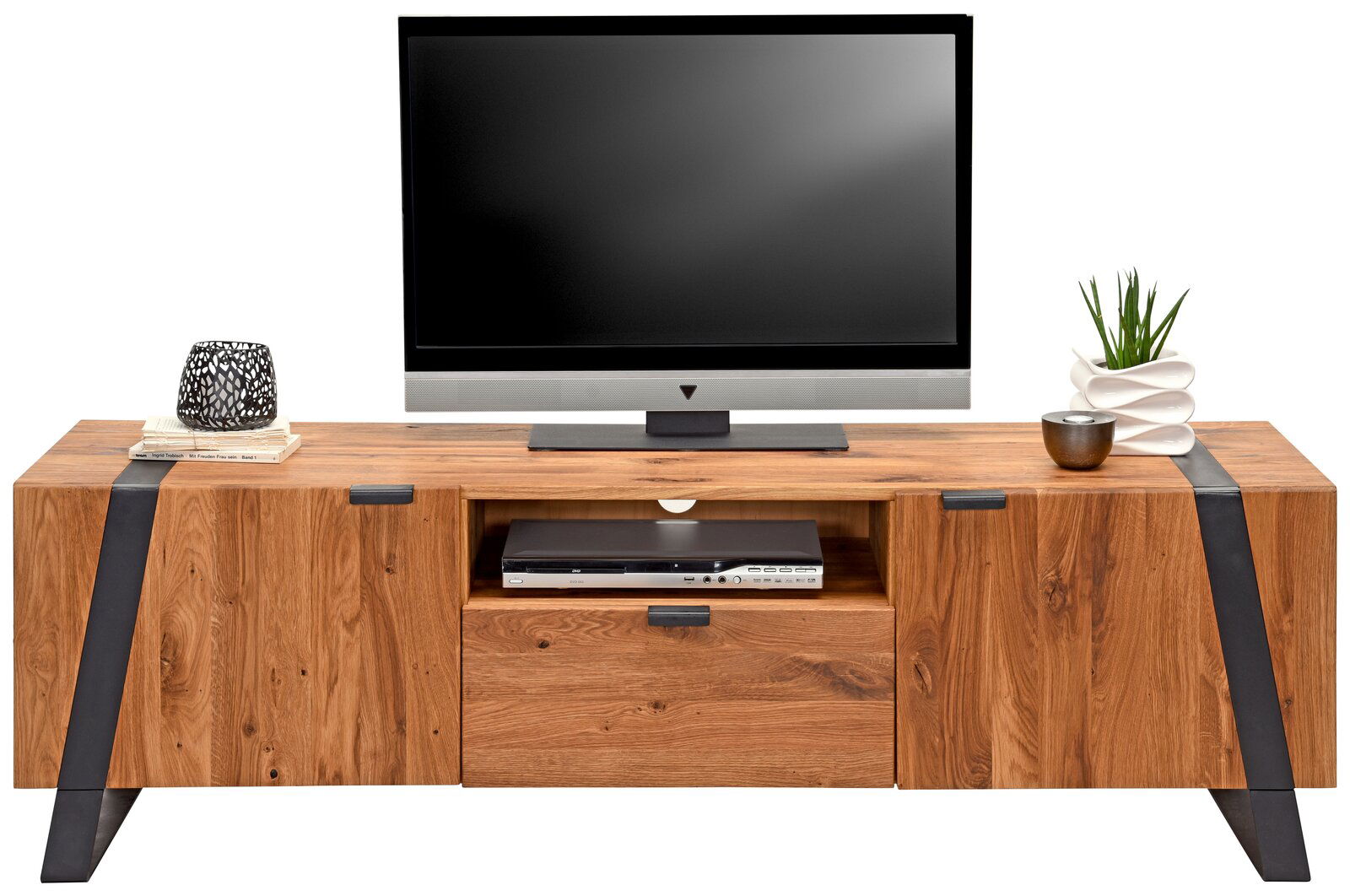 Landscape TV-Lowboard BOLIAH Frontale Ansicht eines TV-Lowboards aus Holz mit schwarzem Metallakzent, dekoriert mit einem Fernseher, Büchern, einer Pflanze und einer Kerze.