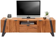 Frontale Ansicht eines TV-Lowboards aus Holz mit schwarzem Metallakzent, dekoriert mit einem Fernseher, Büchern, einer Pflanze und einer Kerze.
