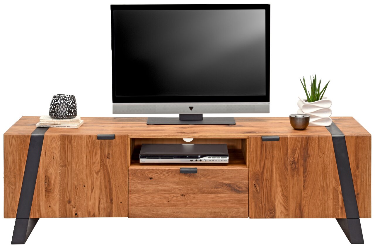 Frontale Ansicht eines TV-Lowboards aus Holz mit schwarzem Metallakzent, dekoriert mit einem Fernseher, Büchern, einer Pflanze und einer Kerze.