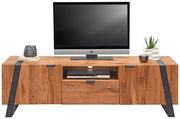 Frontale Ansicht eines TV-Lowboards aus Holz mit schwarzem Metallakzent, dekoriert mit einem Fernseher, Büchern, einer Pflanze und einer Kerze.