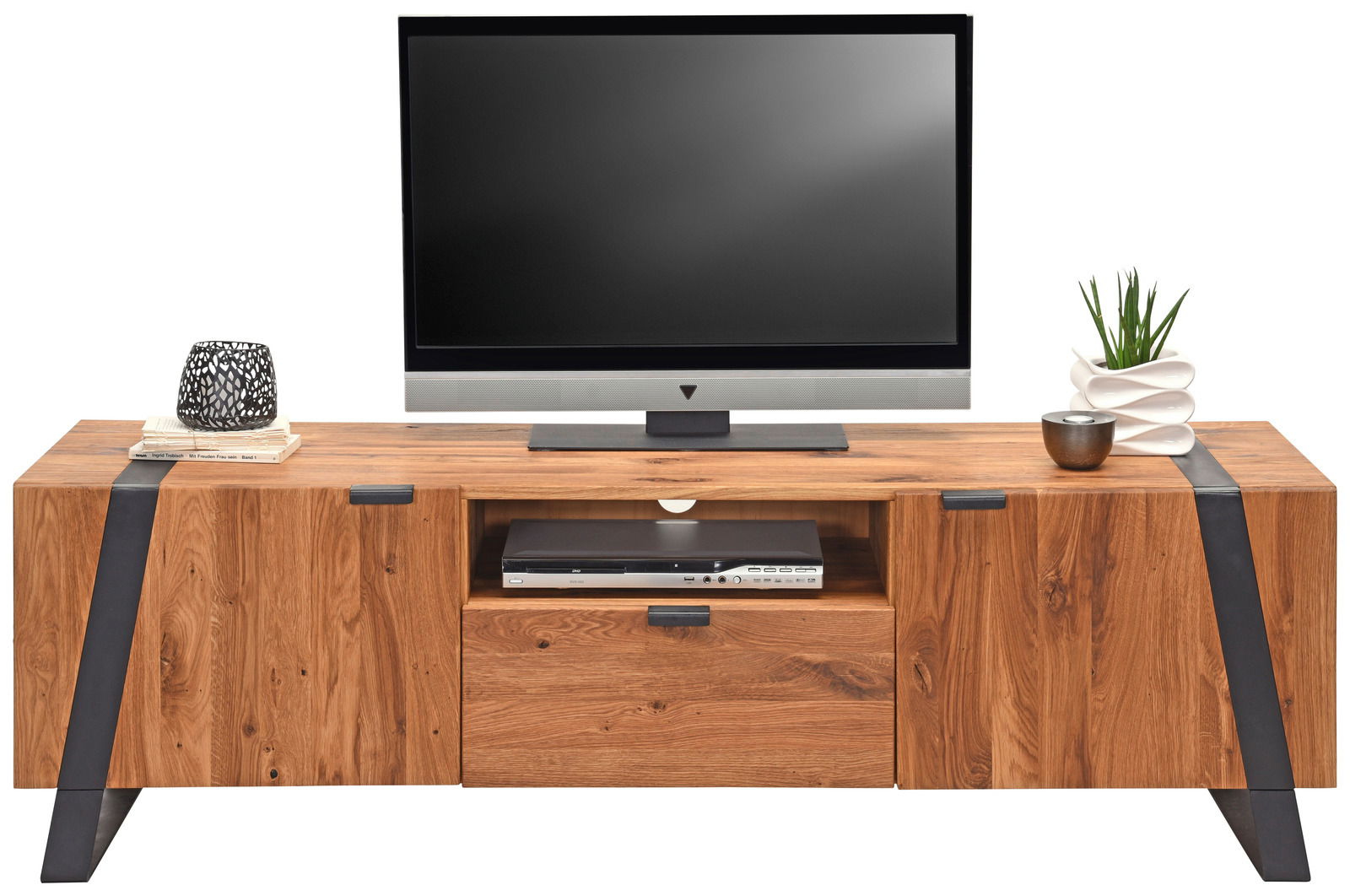 Frontale Ansicht eines TV-Lowboards aus Holz mit schwarzem Metallakzent, dekoriert mit einem Fernseher, Büchern, einer Pflanze und einer Kerze.
