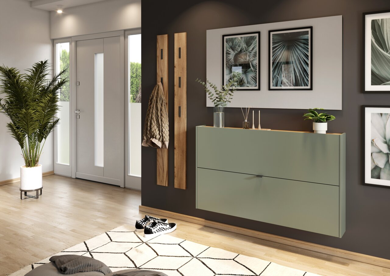 Moderner Schuhschrank in einem stilvollen Flur, seitliche Perspektive