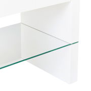 Nahaufnahme einer weißen Nachtkommode mit Glasablage, seitliche Perspektive