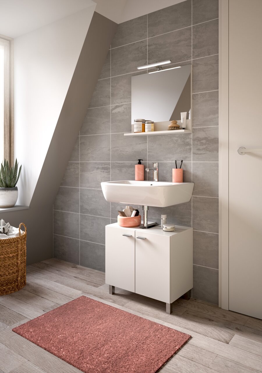 Moderne Badkombination mit Waschbecken, Spiegel und Unterschrank in einem stilvollen Badezimmer, seitliche Perspektive.