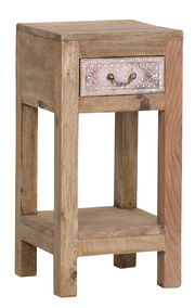 Beistelltisch aus Holz mit dekorativer Schublade, frontal fotografiert