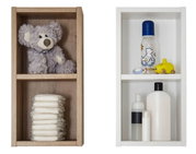 Zwei Hängeboxen aus Holz, eine in Naturholzoptik mit einem Plüschtier und Windeln, die andere in Weiß mit Babyflaschen und Spielzeug, frontal betrachtet.
