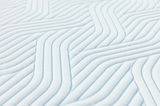 Nahaufnahme eines Tempur Toppers mit wellenförmigem Muster und SmartCool-Technologie.