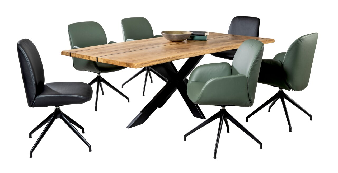 Esszimmer-Set mit einem Holztisch und sechs modernen Stühlen in verschiedenen Farben, seitliche Perspektive