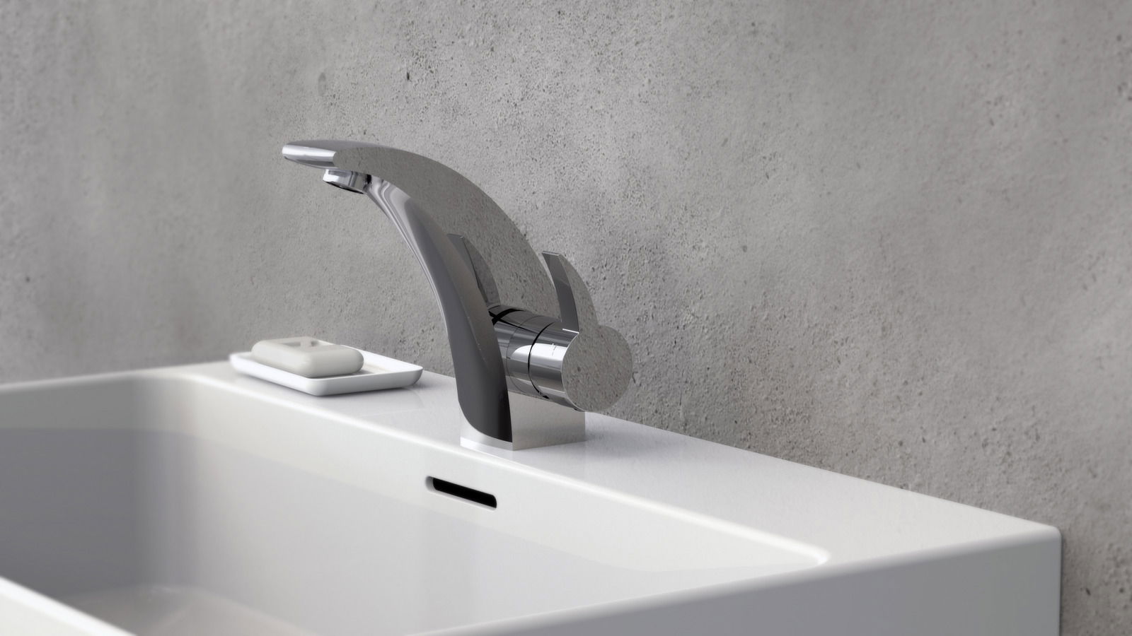 Moderne Waschtischarmatur aus Chrom in seitlicher Perspektive, montiert auf einem weißen Waschbecken vor einer grauen Wand.