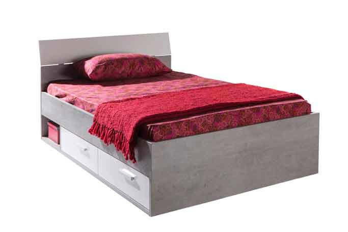 Stauraumbett mit grauem Rahmen, zwei Schubladen an der Seite und roter Bettwäsche, seitliche Perspektive