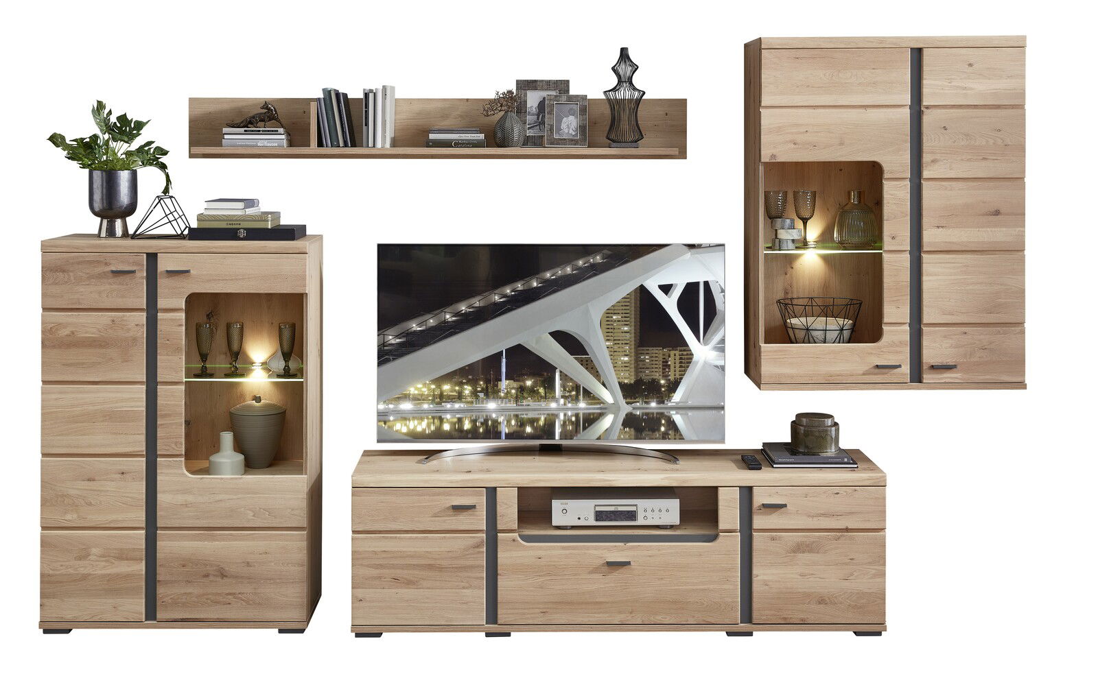 Moderne Wohnwand in Holzoptik mit TV-Schrank, Vitrine und Wandregal, frontal betrachtet.