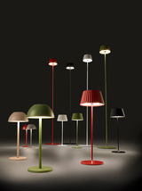 Verschiedene bunte Akku-Stehleuchten SUAREZ in einem dunklen Raum, aus der Perspektive von vorne betrachtet.