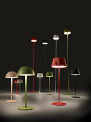 Verschiedene bunte Akku-Stehleuchten SUAREZ in einem dunklen Raum, aus der Perspektive von vorne betrachtet.