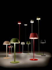 Verschiedene bunte Akku-Stehleuchten SUAREZ in einem dunklen Raum, aus der Perspektive von vorne betrachtet.