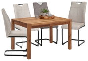 Essgruppe mit rechteckigem Massivholz-Esstisch in Eicheoptik und vier gepolsterten Schwingstühlen in Beige/Grau mit schwarzem Metallgestell, dekoriert mit Tablett, Teekanne und Pflanze, gezeigt in leichter Front- und Seitenansicht (3/4-Perspektive) vor we