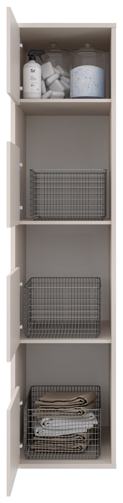 Offener hoher Badezimmerschrank in Beige mit vier Fächern, oben mit Reinigungsflasche und Vorratsbehältern, darunter Drahtkörben und gefalteten Handtüchern; frontale Perspektive.